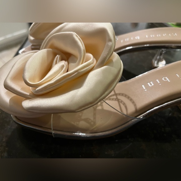 Gianni Bini
Alana Clear Flower Dress Sandals NWOB - Picture 8 of 9
